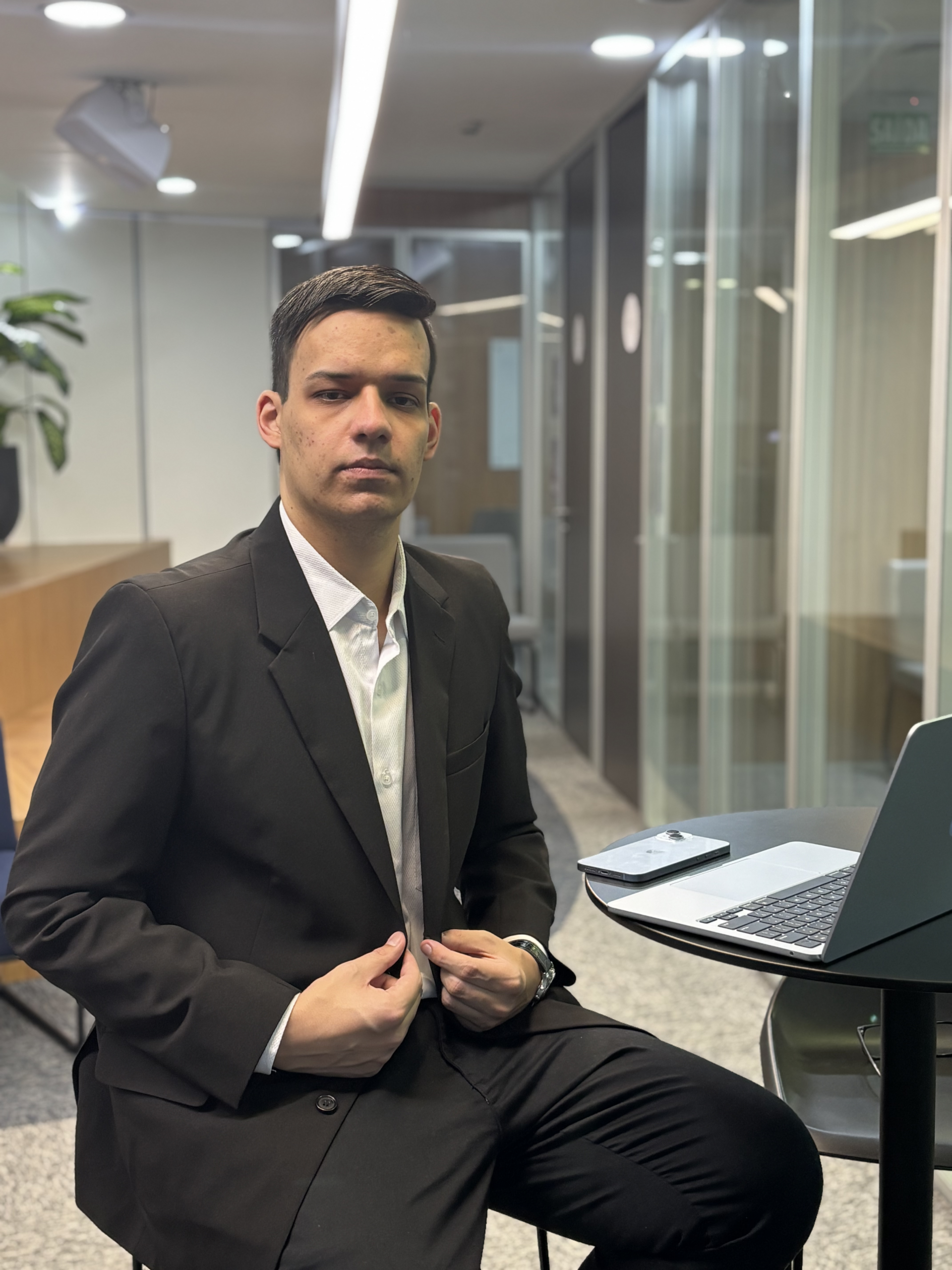 Gustavo Symonek, advogado, no escritório